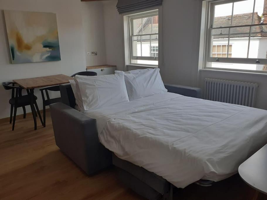 Apartment 6 At Number 8: City Centre, 1 Bedroom, Sofa Bed In Lounge カンタベリー エクステリア 写真