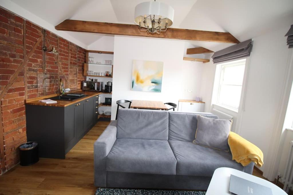 Apartment 6 At Number 8: City Centre, 1 Bedroom, Sofa Bed In Lounge カンタベリー エクステリア 写真