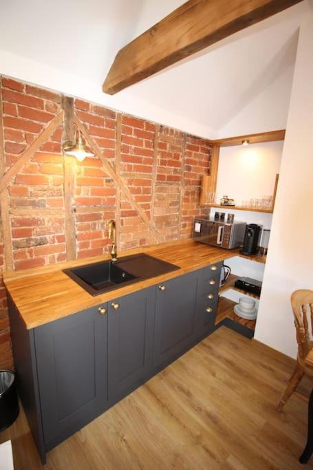 Apartment 6 At Number 8: City Centre, 1 Bedroom, Sofa Bed In Lounge カンタベリー エクステリア 写真