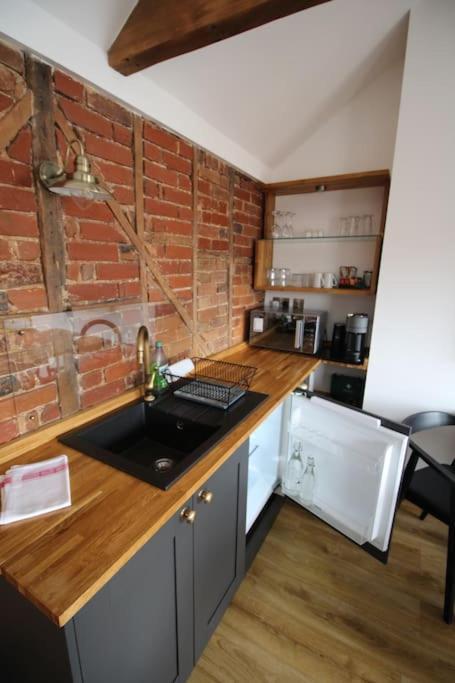 Apartment 6 At Number 8: City Centre, 1 Bedroom, Sofa Bed In Lounge カンタベリー エクステリア 写真
