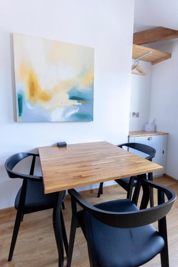 Apartment 6 At Number 8: City Centre, 1 Bedroom, Sofa Bed In Lounge カンタベリー エクステリア 写真